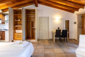 a room with a bed and a table and chairs at Apartamento Pescadeira de Agar in Rego de Santa Marina