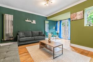 Posezení v ubytování #48 Royal Leamington stylish 4 Bd 2 bath Parking