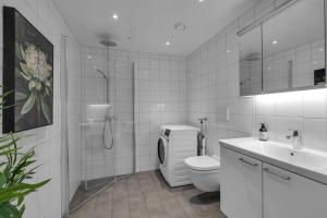 ein Badezimmer mit Toilette, Dusche und Waschbecken in der Unterkunft Northstay - Tromsø Outlook, Amazing City & Mountain Views in Tromsø