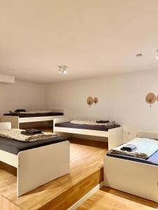 Katil atau katil-katil dalam bilik di Modern Apartment Garden with 5 Single Beds