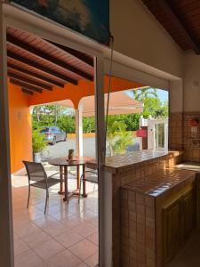 a kitchen and dining area with a table and a patio at Maison cosy à Saint-François avec piscine in Saint-François