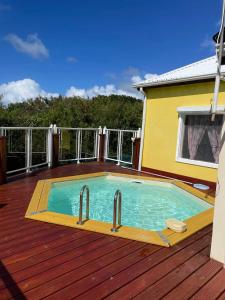 a swimming pool on the deck of a house at Maison cosy à Saint-François avec piscine in Saint-François