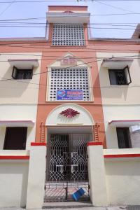 un edificio con una puerta delante en SK Homes, en Chennai