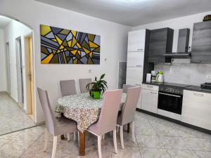 Kuchyňa alebo kuchynka v ubytovaní Apartments Desa Petric