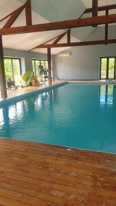 Πισίνα στο ή κοντά στο Gîte campagnard 11 personnes