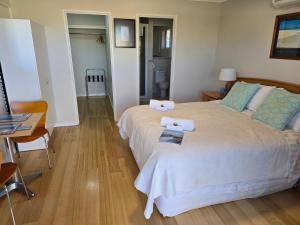 Postel nebo postele na pokoji v ubytování Alexander Drive B & B