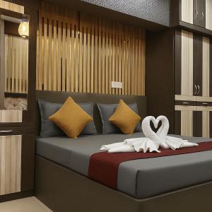 Hotel Rajnandani Palace by IQ Hotels - Steps from Ram Mandir, Ayodhya客房内的一张或多张床位