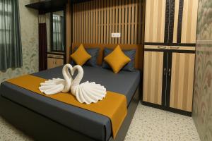 Hotel Rajnandani Palace by IQ Hotels - Steps from Ram Mandir, Ayodhya客房内的一张或多张床位