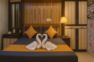 Hotel Rajnandani Palace by IQ Hotels - Steps from Ram Mandir, Ayodhya客房内的一张或多张床位
