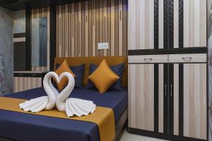 Hotel Rajnandani Palace by IQ Hotels - Steps from Ram Mandir, Ayodhya客房内的一张或多张床位