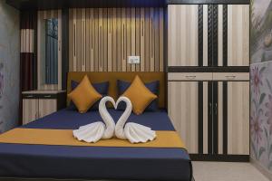 Hotel Rajnandani Palace by IQ Hotels - Steps from Ram Mandir, Ayodhya客房内的一张或多张床位
