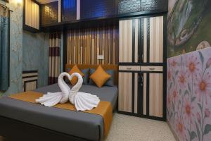 Hotel Rajnandani Palace by IQ Hotels - Steps from Ram Mandir, Ayodhya客房内的一张或多张床位