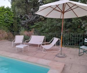 Bazén v ubytování L'Oliveraie - Piscine - Calme - By Cosy House nebo v jeho okolí
