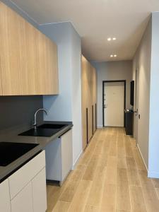 eine leere Küche mit Spüle und Flur in der Unterkunft Sea Breeze Polo Residences - One bedroom apartment in Nardaran