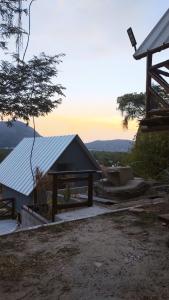 尼泰罗伊Espaço Verano - Suítes的带有滑板公园和滑板坡道的建筑