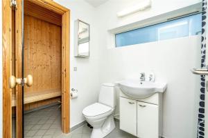 Koupelna v ubytování 792-Hvide-Sande-Ae-Gammel-Havn-45 + 18 fotografií