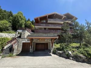 een gebouw met een garage ervoor bij Appartement familial - 2 chambres, balcon, proche pistes, Méribel - FR-1-355-96 in Méribel