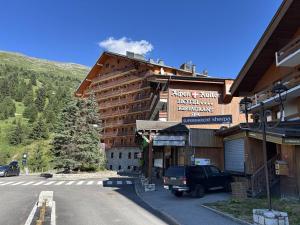 a building with smoke coming out of it next to a street at Appartement rénové à Méribel, proche pistes, balcon, 4 couchages - FR-1-355-108 in Méribel