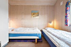 Ένα ή περισσότερα κρεβάτια σε δωμάτιο στο 411-Hvide-Sande-Tingodden-59