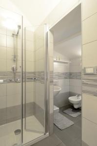 テルモリにあるLa Casetta di Maryのバスルーム(ガラス張りのシャワー、トイレ付)
