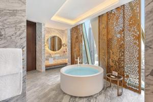 Koupelna v ubytování Mandarin Oriental Downtown, Dubai