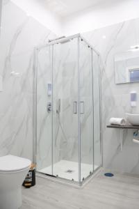 una doccia con box in vetro in un bagno di Spend Night a Napoli Altre 52 foto