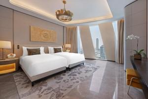 Postel nebo postele na pokoji v ubytování Mandarin Oriental Downtown, Dubai