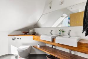Et badeværelse på Quiet villa apartment close to everything + 16 billeder