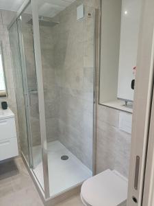 een douchecabine in een badkamer met een toilet bij LES CORAUX AGAY in Agay - Saint Raphael