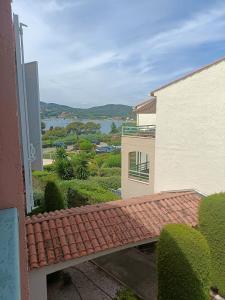een uitzicht op het water vanuit een gebouw bij LES CORAUX AGAY in Agay - Saint Raphael
