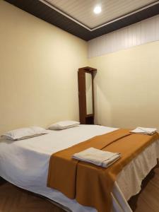 ein Schlafzimmer mit einem Bett mit Handtüchern darauf in der Unterkunft Kalyani Village Resort in Khanivde