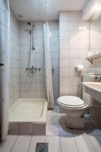 ein Badezimmer mit Toilette, Dusche und Waschbecken in der Unterkunft Grand Hotel in Cetinje