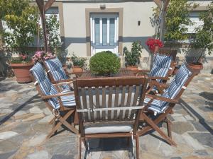 eine Gruppe von Stühlen, die um einen Tisch herum sitzen in der Unterkunft ColoR Living - loft & yard in Kardítsa