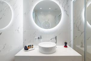baño con lavabo redondo y espejo en Neapolis, en La Canea 78 fotos más