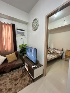 TV a/nebo společenská místnost v ubytování Leaf Residences Muntinlupa - The Mint Pearl Stay 2 bedroom