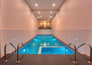 Bazén v ubytování Choice Holiday Pool Resort Vagamon by VOYE HOMES nebo v jeho okolí