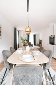 a dining room with a table and chairs at Modernes 3-Zimmer-Apartment - nähe Krankenhaus, Altstadt, Bahnhof - Parken in Amberg +37 photos