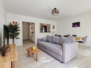 バイー・ロマンヴィリエにあるHouse for 10 people, Disneylandのソファとテーブルのあるリビングルーム