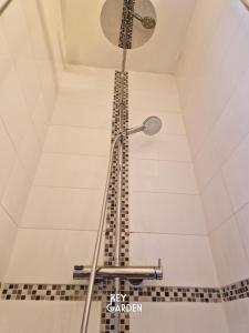 バイー・ロマンヴィリエにあるHouse for 10 people, Disneylandの天井のバスルーム(シャワー付)が備わります。 +5枚の写真