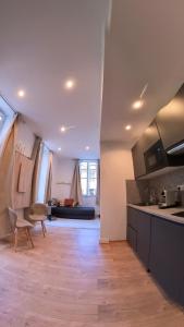 une pièce avec une cuisine et un salon dans l'établissement Appartement dans le centre historique de Toulon, à Toulon