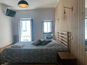 Ένα ή περισσότερα κρεβάτια σε δωμάτιο στο Casa da Gramática