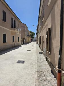 an empty street in an alley between two buildings at Appartamento Morelli Beach - Via Mentana 2 in Follonica