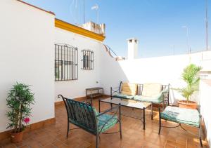 un patio con sedie e un tavolo su un balcone di Veoapartment Antón a Siviglia