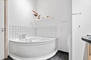 Ένα μπάνιο στο 3331-Hvide-Sande-Anker-Eskildsens-Vej-3-I +30 φωτογραφίες