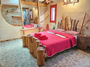 Giường trong phòng chung tại Villa Kokkino Skufitza