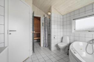 Ένα μπάνιο στο 615-Hvide-Sande-Bjerregardsvej-408 +42 φωτογραφίες