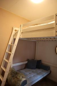 a bunk bed in a room with a ladder at Kamer Joesje, Den Bosch in Den Bosch +1 photo