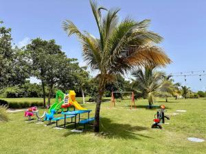 un grupo de niños jugando en un parque infantil en Cana Rock Star, en Punta Cana