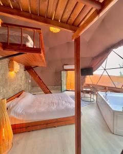 a bedroom with a bunk bed and a tub at Opia Sapanca Bungalov in Sapanca