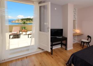 Schlafzimmer mit einer Tür, die auf einen Balkon führt in der Unterkunft Apartment Mare in Makarska